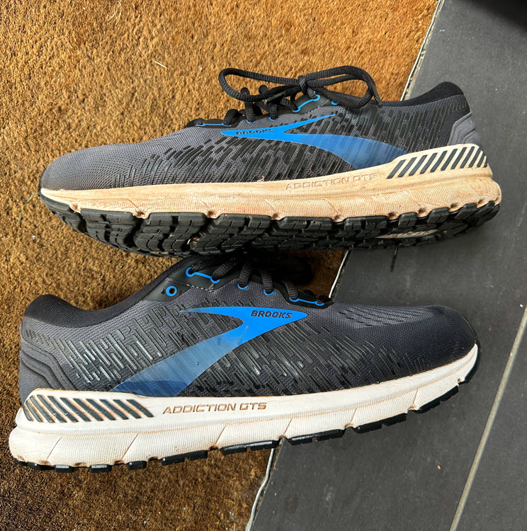 how to clean white soles of shoes